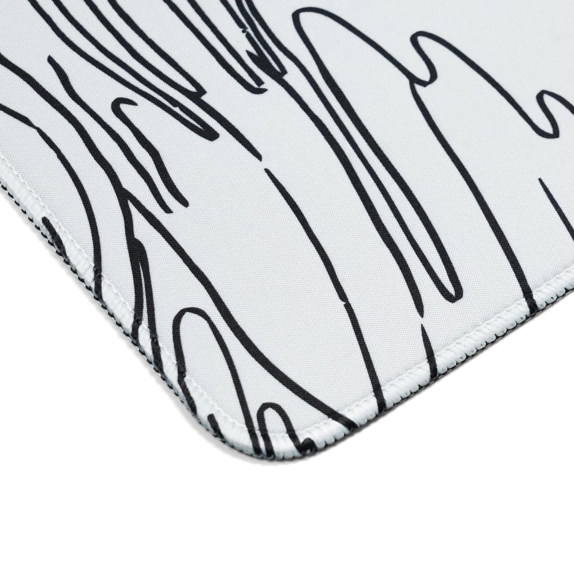 Womier's  Kanagawa outlined theme desk mat features anti-slip, waterproof properties. Its durable stitched edges effectively prevent wear and tear.