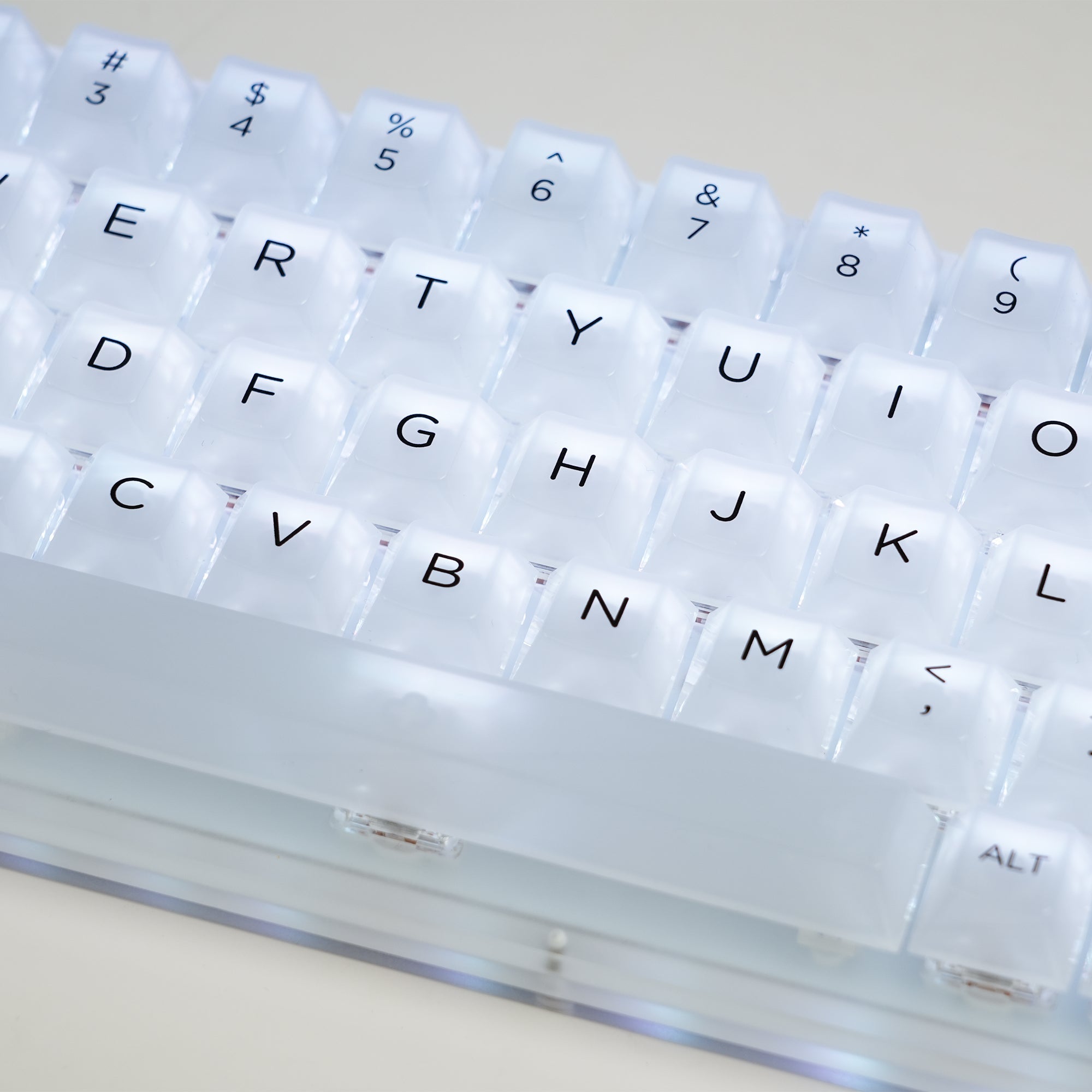 Womier Frost Translucent Cherry Profile Double-shot Keycap Set is made of high-quality PC. It compatible with MX-style switches and most ANSI layout.