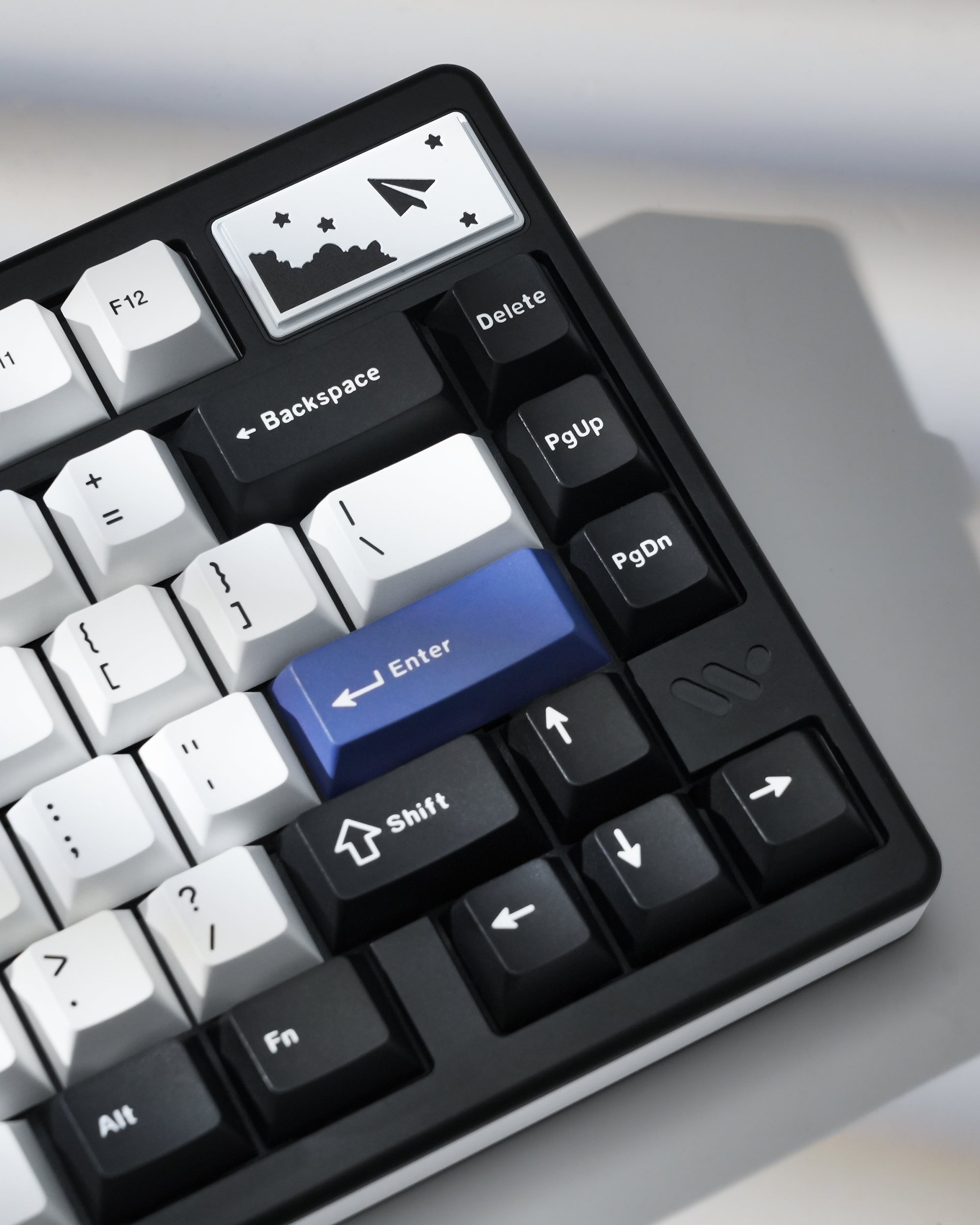 60% gamingtoetsenbord, 61 toetsen Bluetooth 5.1 draadloos / bedraad RGB mechanisch toetsenbord met achtergrondverlichting en PBT-toetsen, waterdicht hot-swappable, volledig programmeerbare toetsen (Gateron optische blauwe schakelaar
